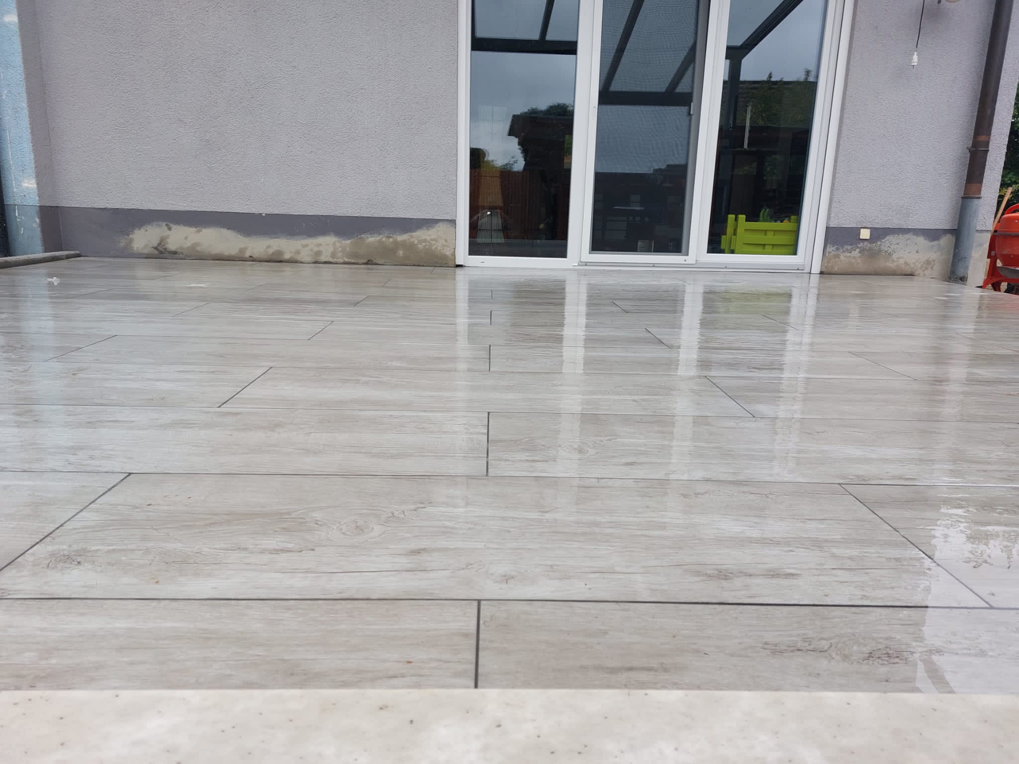 Terrassengestaltung. Terrasse  mit Unterbau und Keramikplatten